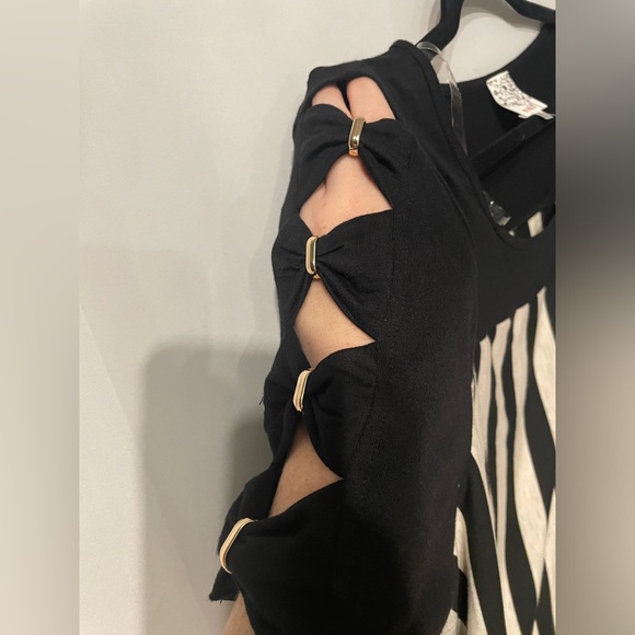 Naif Short Sleeve Beaded Bow Top Women's 2x Black & Cream Striped NWT - Picture 3 of 7